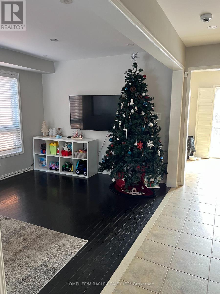 134 Williamson Drive, Brampton, Ontario  L7A 3T9 - Photo 5 - W12643980