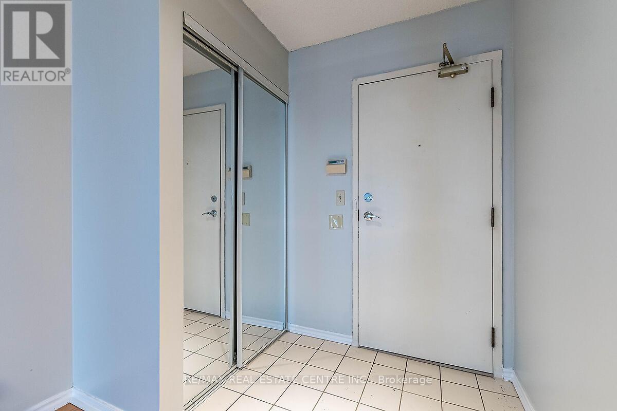 1503 - 335 Webb Drive, Mississauga, Ontario  L5B 4A1 - Photo 10 - W12643986