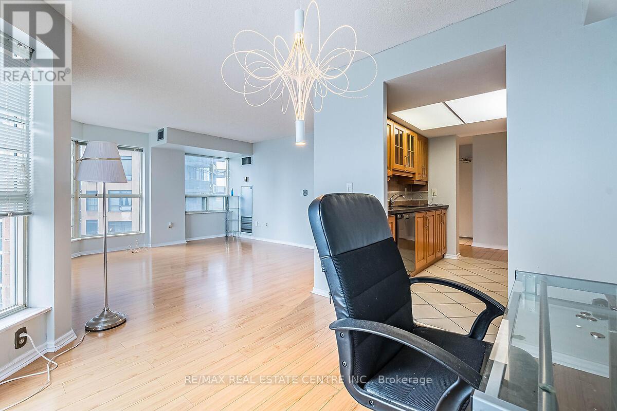 1503 - 335 Webb Drive, Mississauga, Ontario  L5B 4A1 - Photo 18 - W12643986