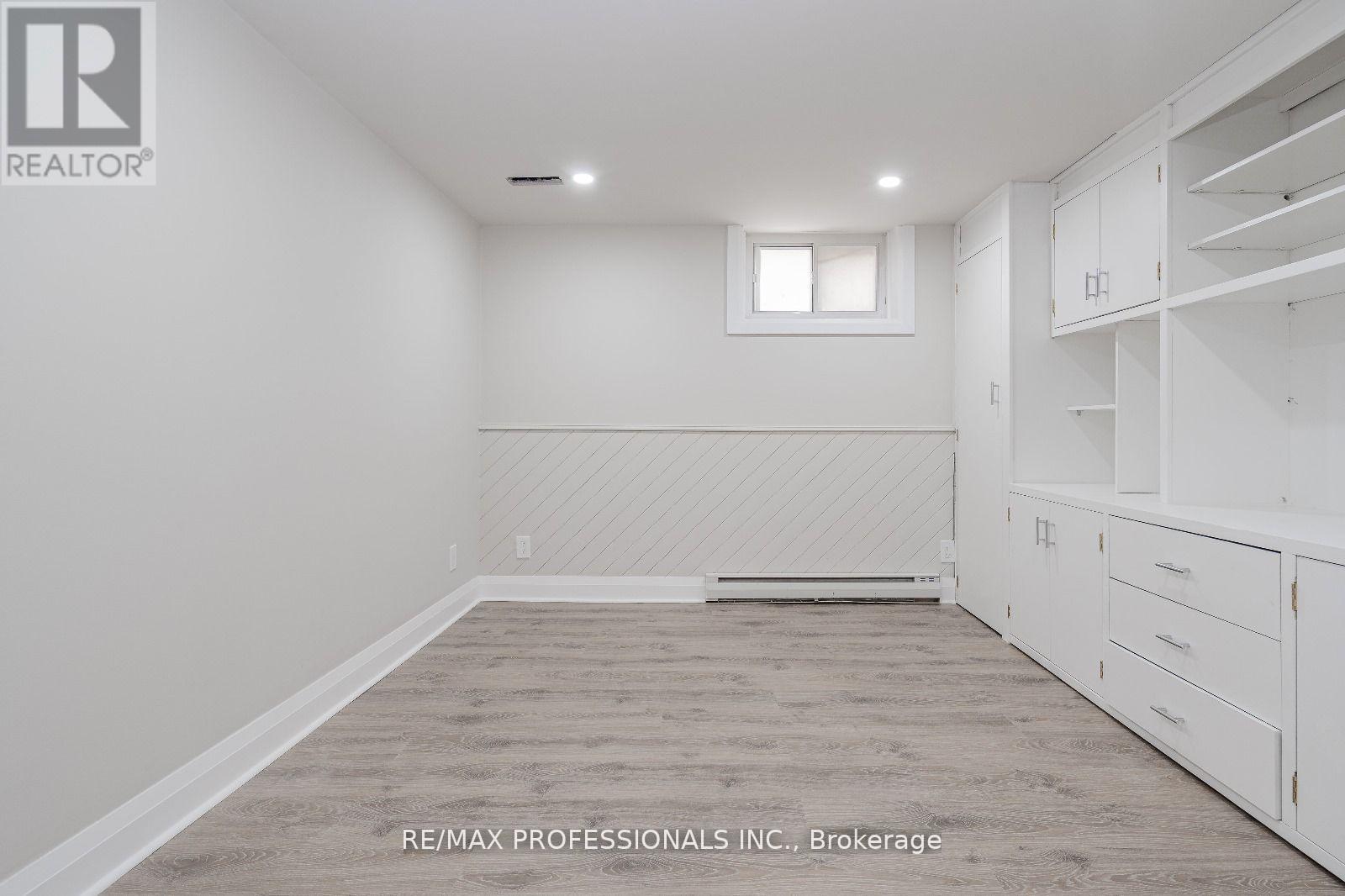 364 Rathburn Road, Toronto, Ontario  M9B 2M1 - Photo 4 - W12644010