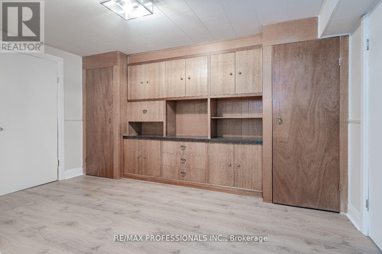 364 Rathburn Road, Toronto, Ontario  M9B 2M1 - Photo 6 - W12644010