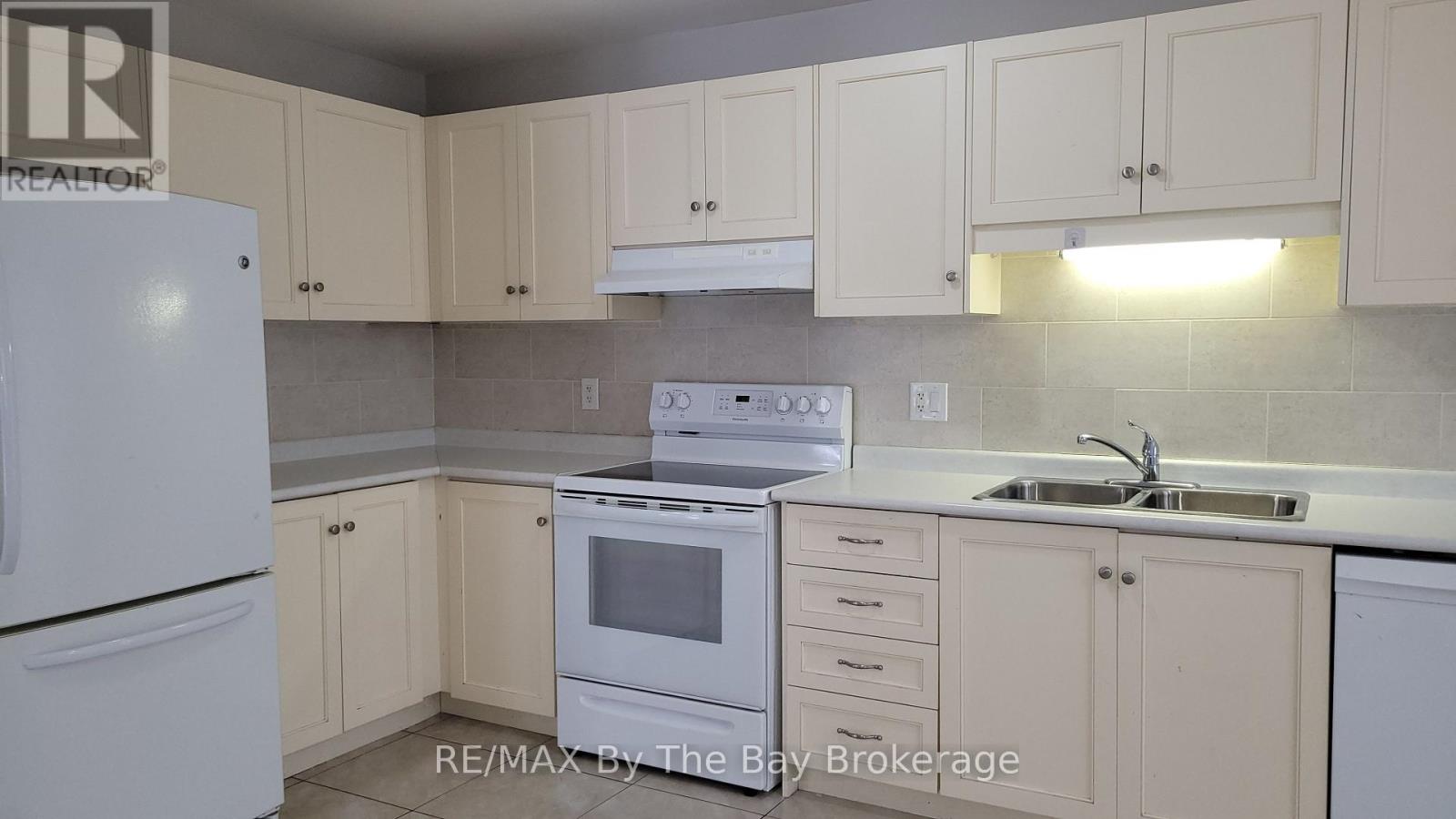 42 Tona Trail, Wasaga Beach, Ontario  L9Z 0A5 - Photo 11 - S12644094