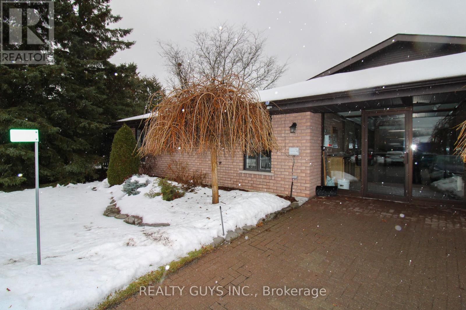 693 Whitaker Street, Peterborough, Ontario  K9H 7K3 - Photo 2 - X12644070