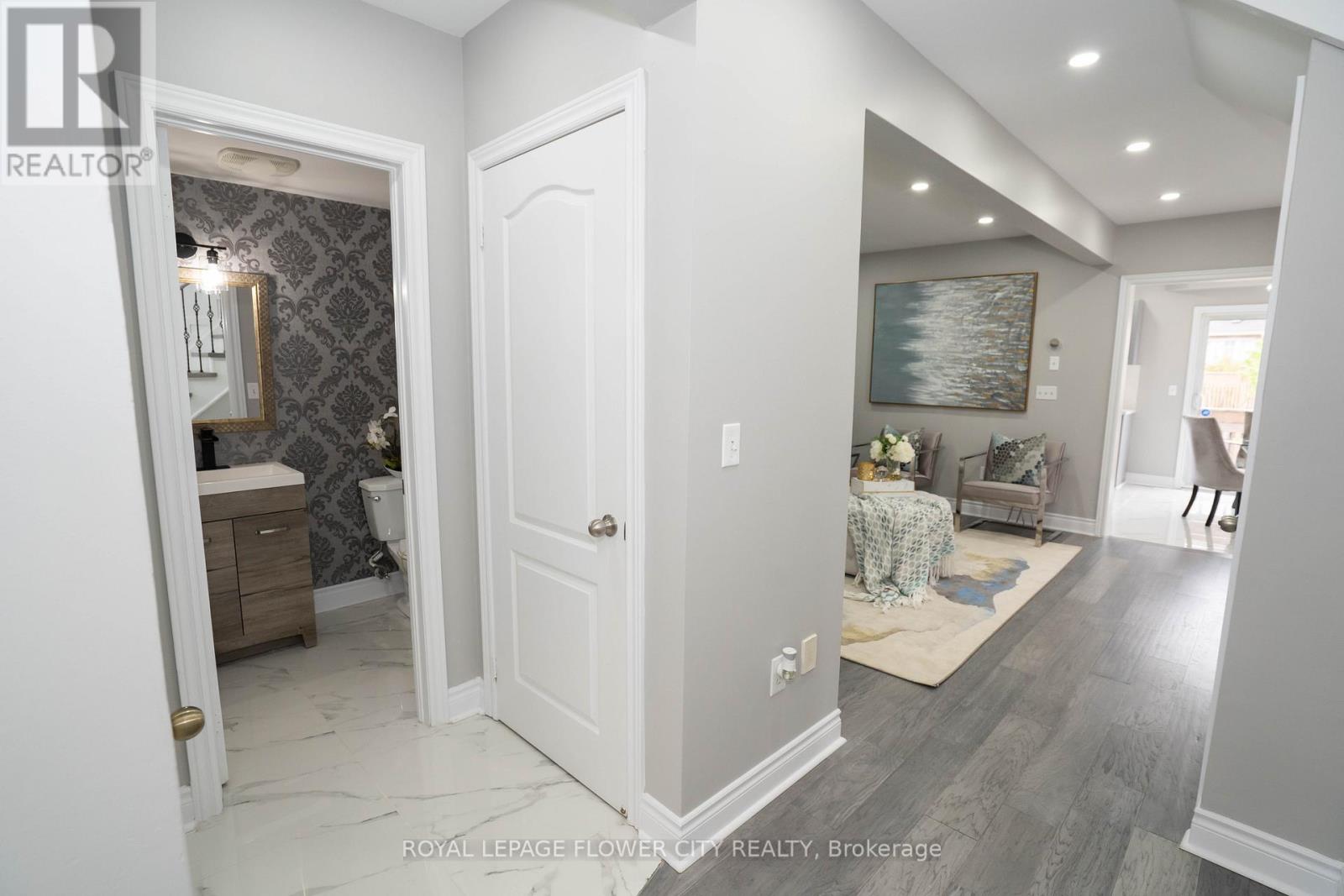 40 Dewridge Court, Brampton, Ontario  L6R 3C2 - Photo 2 - W12644066