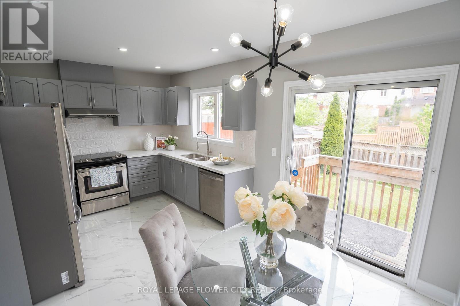 40 Dewridge Court, Brampton, Ontario  L6R 3C2 - Photo 8 - W12644066