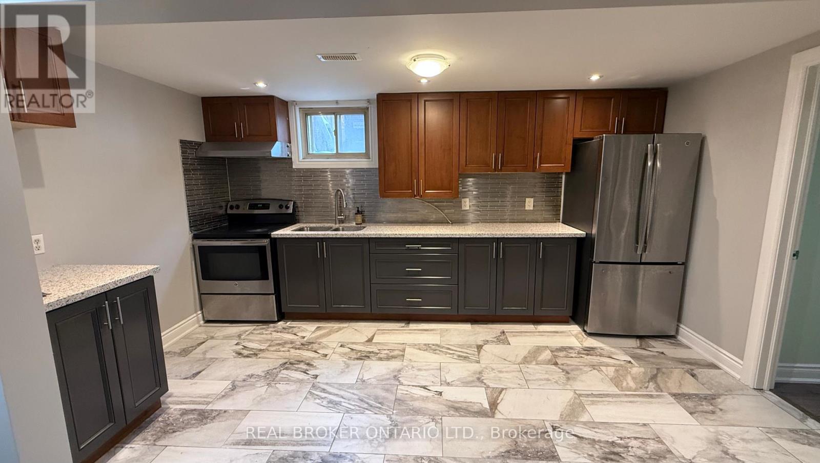 Lower 2 - 926 Flagship Drive, Mississauga, Ontario  L4Y 2J4 - Photo 2 - W12644104