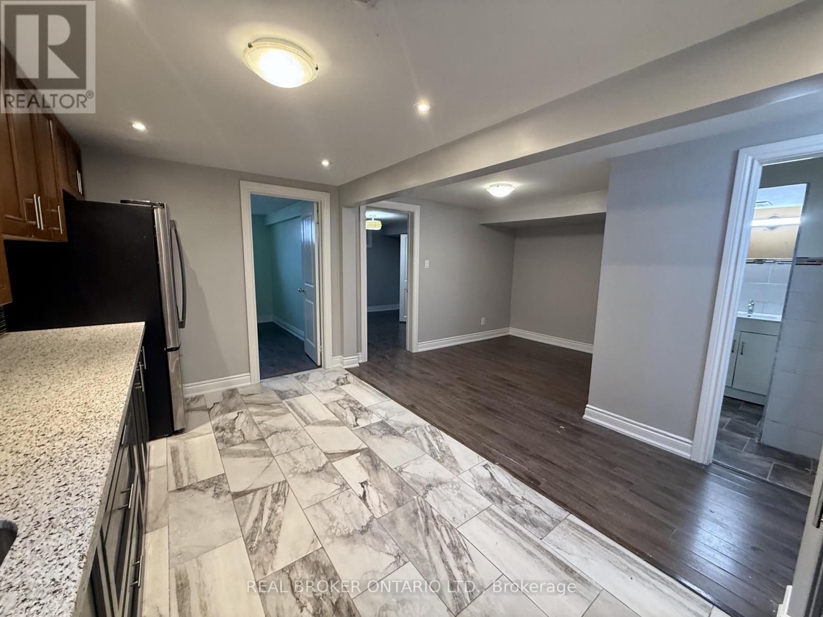 Lower 2 - 926 Flagship Drive, Mississauga, Ontario  L4Y 2J4 - Photo 5 - W12644104