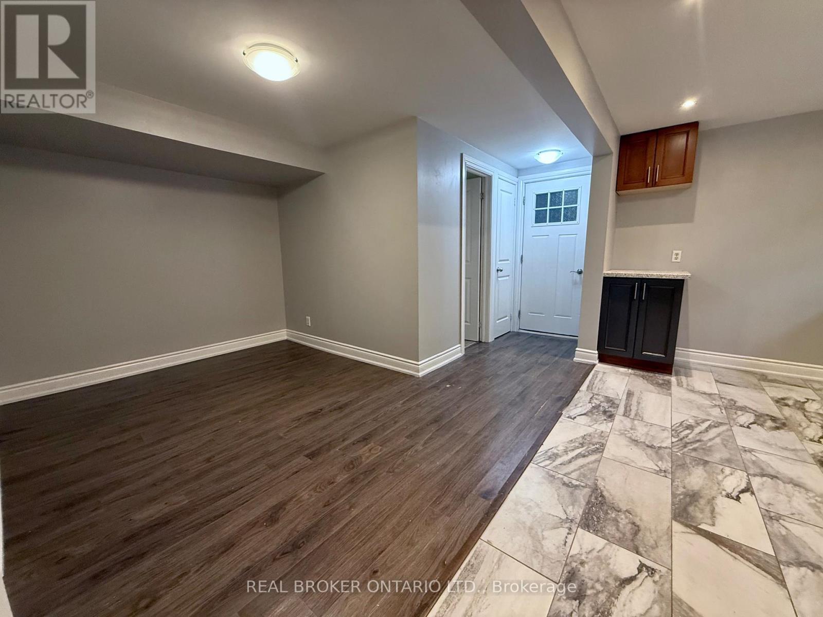 Lower 2 - 926 Flagship Drive, Mississauga, Ontario  L4Y 2J4 - Photo 6 - W12644104