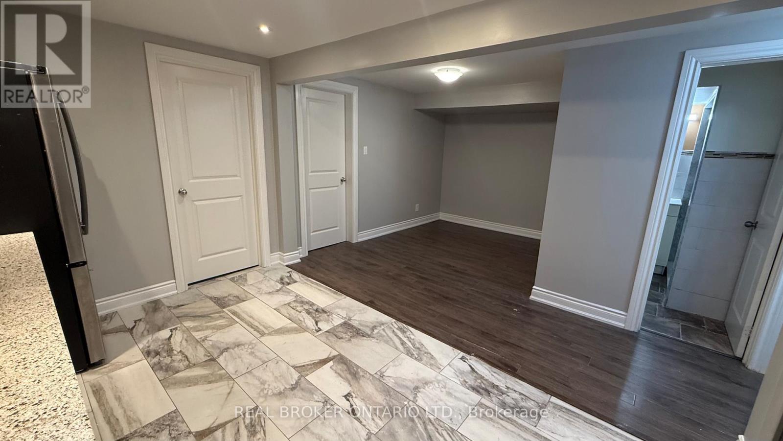 Lower 2 - 926 Flagship Drive, Mississauga, Ontario  L4Y 2J4 - Photo 7 - W12644104