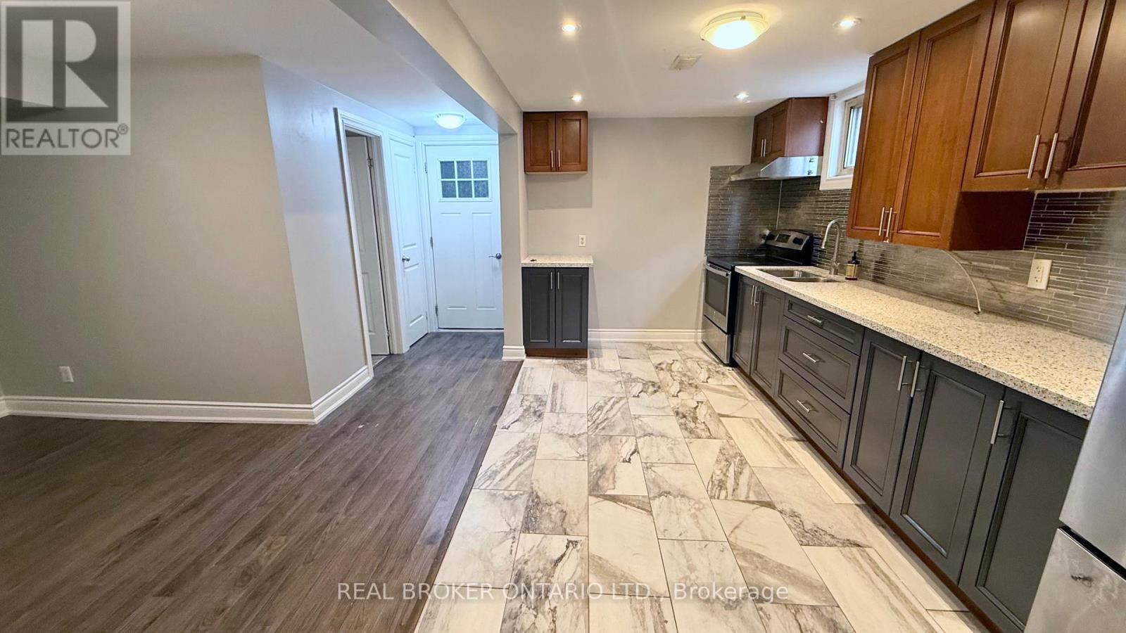 Lower 2 - 926 Flagship Drive, Mississauga, Ontario  L4Y 2J4 - Photo 8 - W12644104