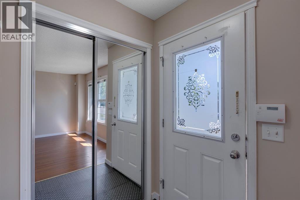 427 Saddlebrook Way Ne, Calgary, Alberta  T3J 5M7 - Photo 9 - A2248432