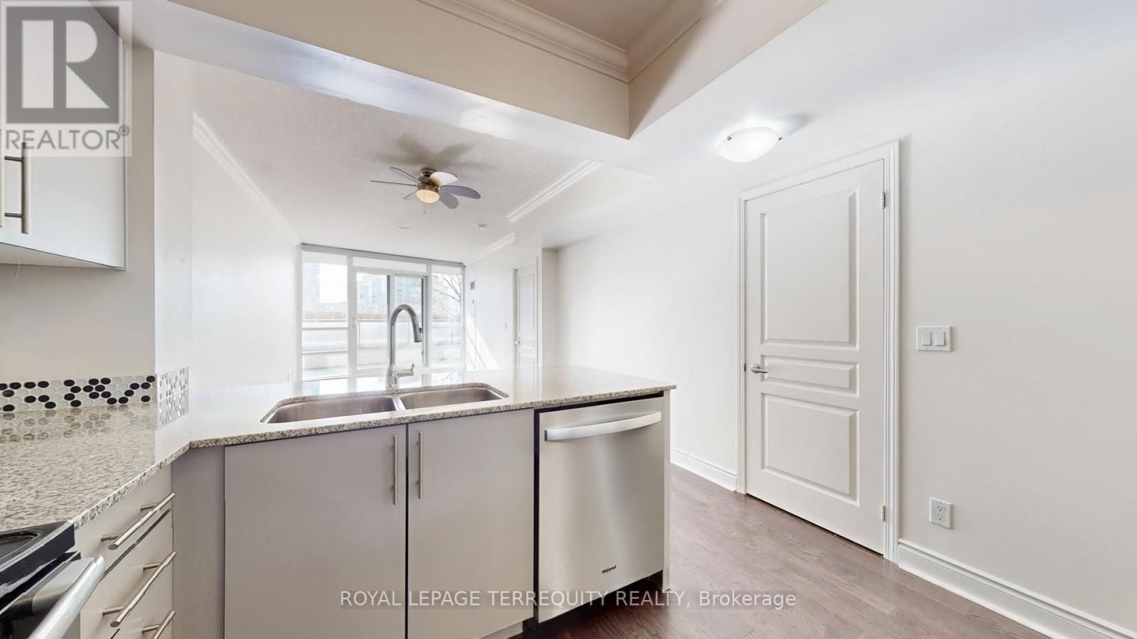 401 - 2240 Lake Shore Boulevard W, Toronto, Ontario  M8V 0B1 - Photo 4 - W12481196