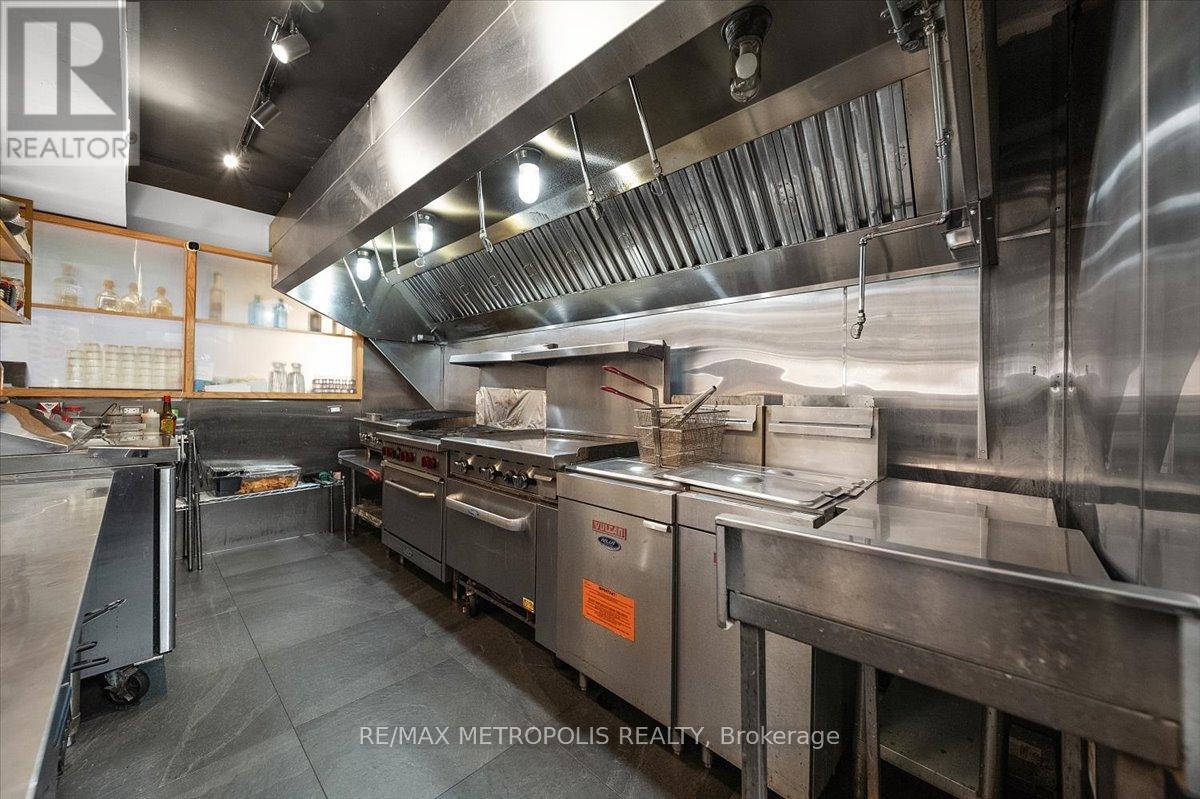 1226 King Street W, Toronto, Ontario  M6K 1G4 - Photo 14 - W12644132