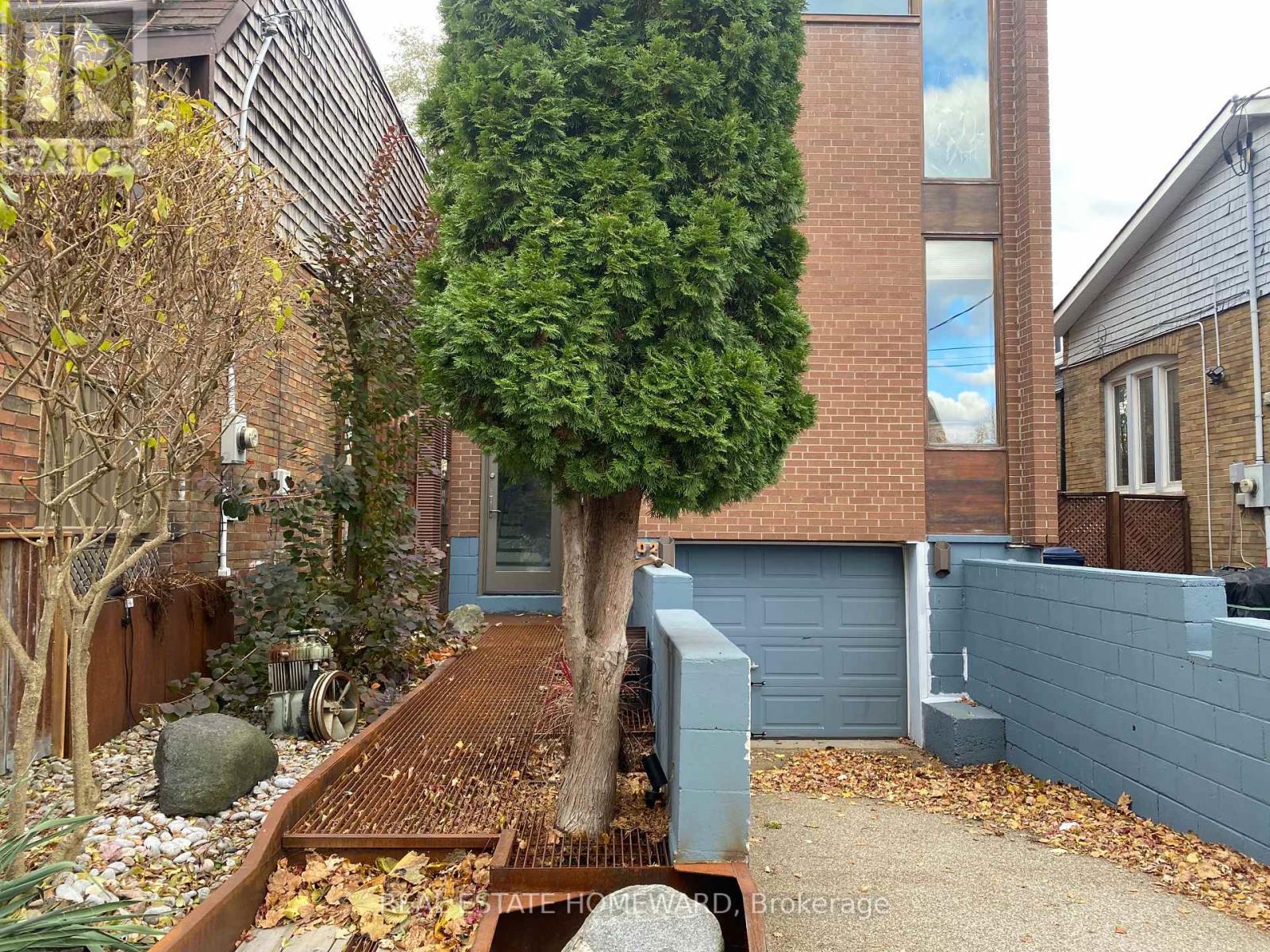 302 Rhodes Avenue, Toronto, Ontario  M4L 3A3 - Photo 3 - E12644188