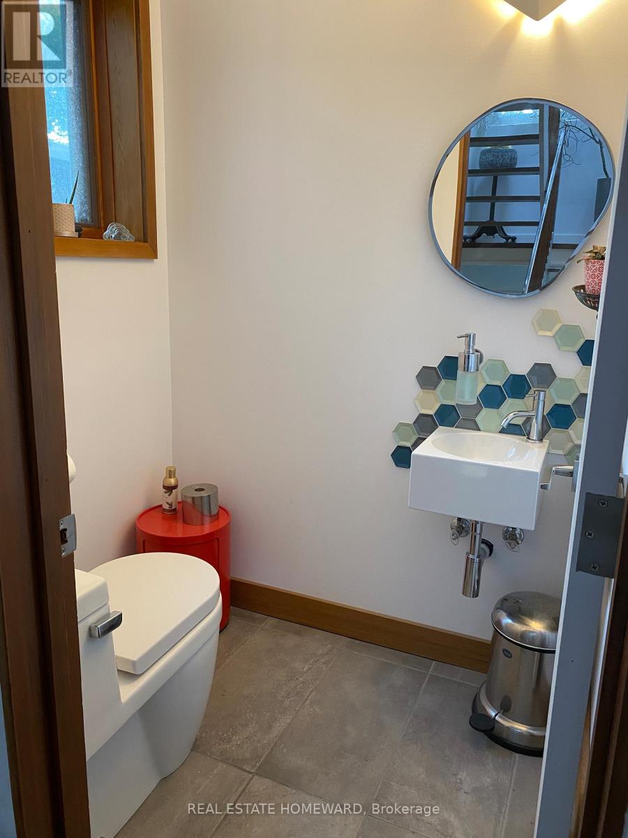 302 Rhodes Avenue, Toronto, Ontario  M4L 3A3 - Photo 5 - E12644188