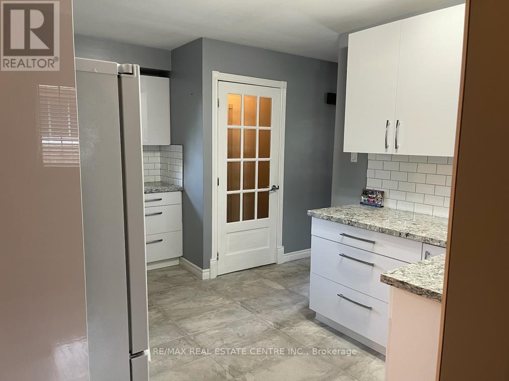 64 Sandsprings Crescent, Kitchener, Ontario  N2E 2A6 - Photo 5 - X12644310