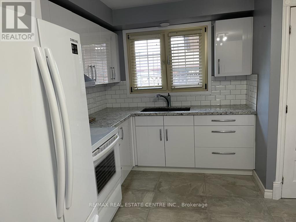 64 Sandsprings Crescent, Kitchener, Ontario  N2E 2A6 - Photo 6 - X12644310