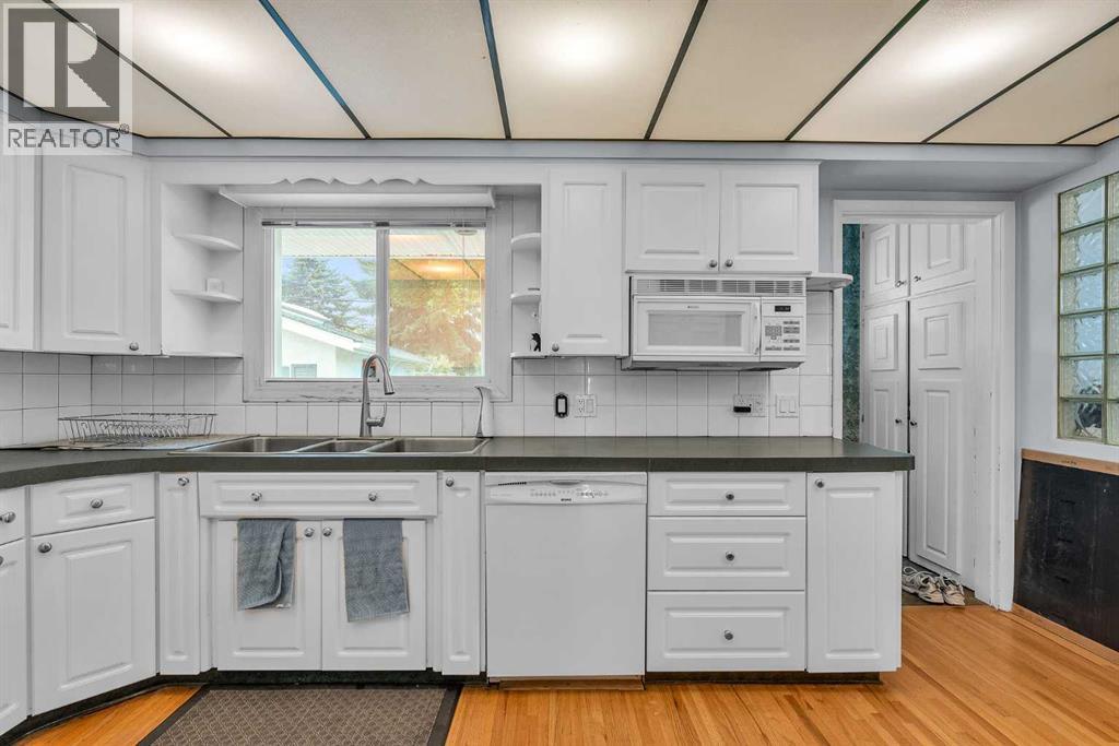 2219 Halifax Crescent Nw, Calgary, Alberta  T2M 4E1 - Photo 19 - A2270302