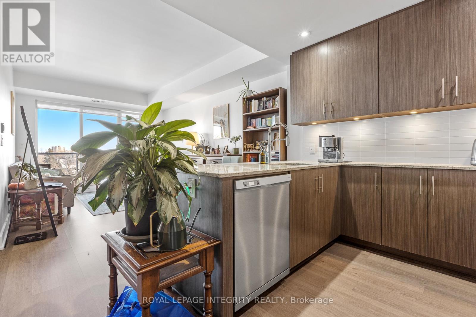 410 - 7 Marquette Avenue, Ottawa, Ontario  K1L 8A7 - Photo 7 - X12644354