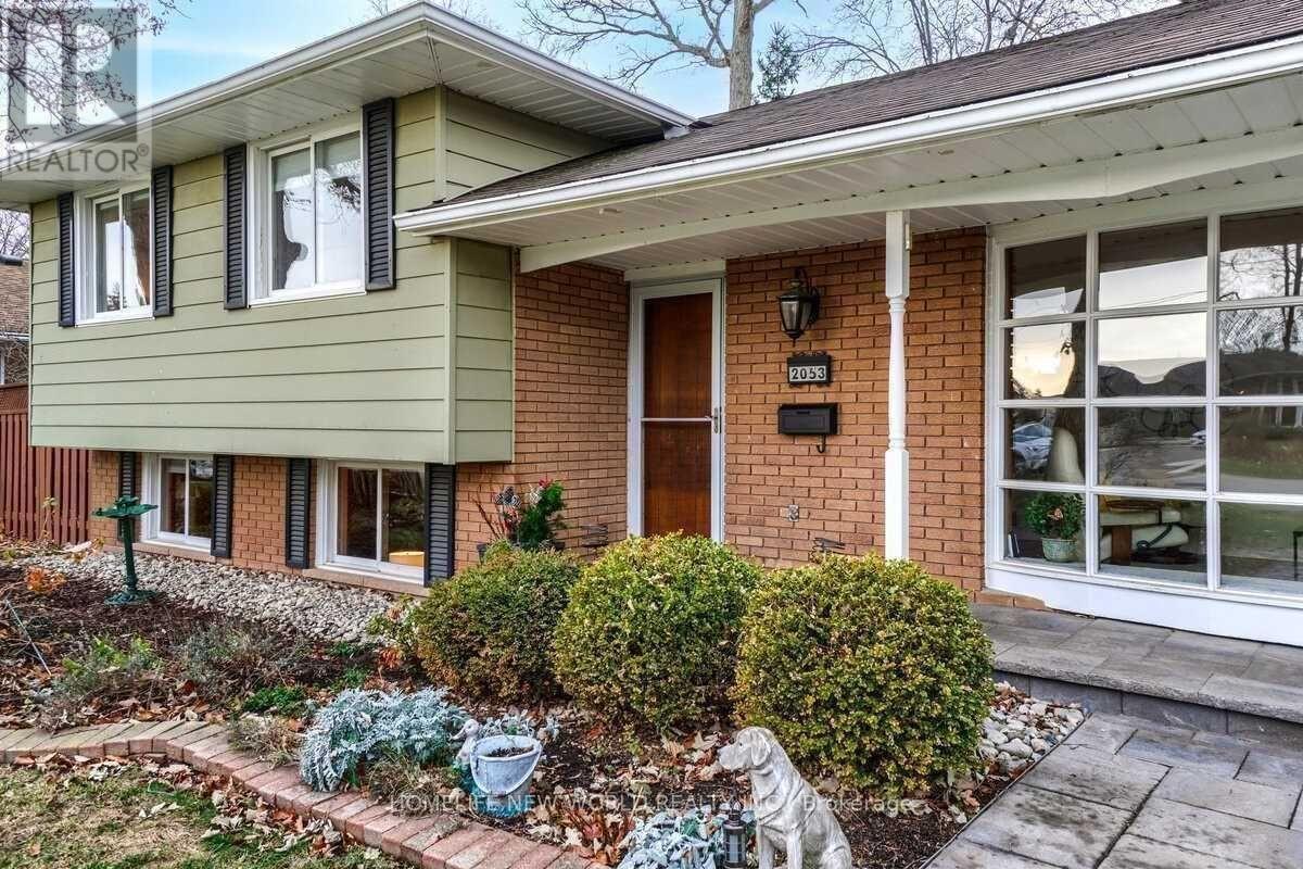 2053 Saxon Road, Oakville, Ontario  L6L 2V1 - Photo 2 - W12644356