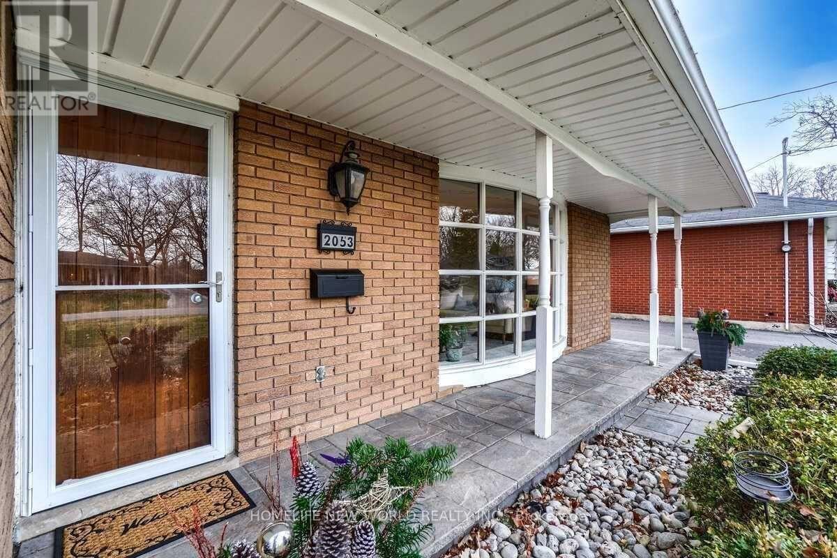 2053 Saxon Road, Oakville, Ontario  L6L 2V1 - Photo 3 - W12644356