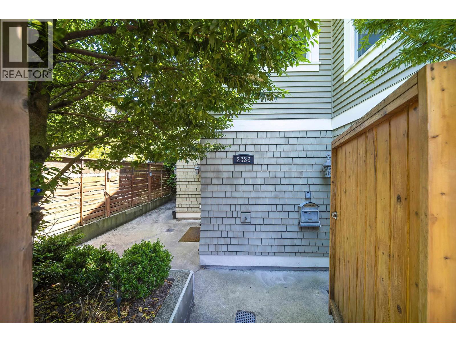 2388 Macdonald Street, Vancouver, British Columbia  V6K 3Y8 - Photo 3 - R3074618