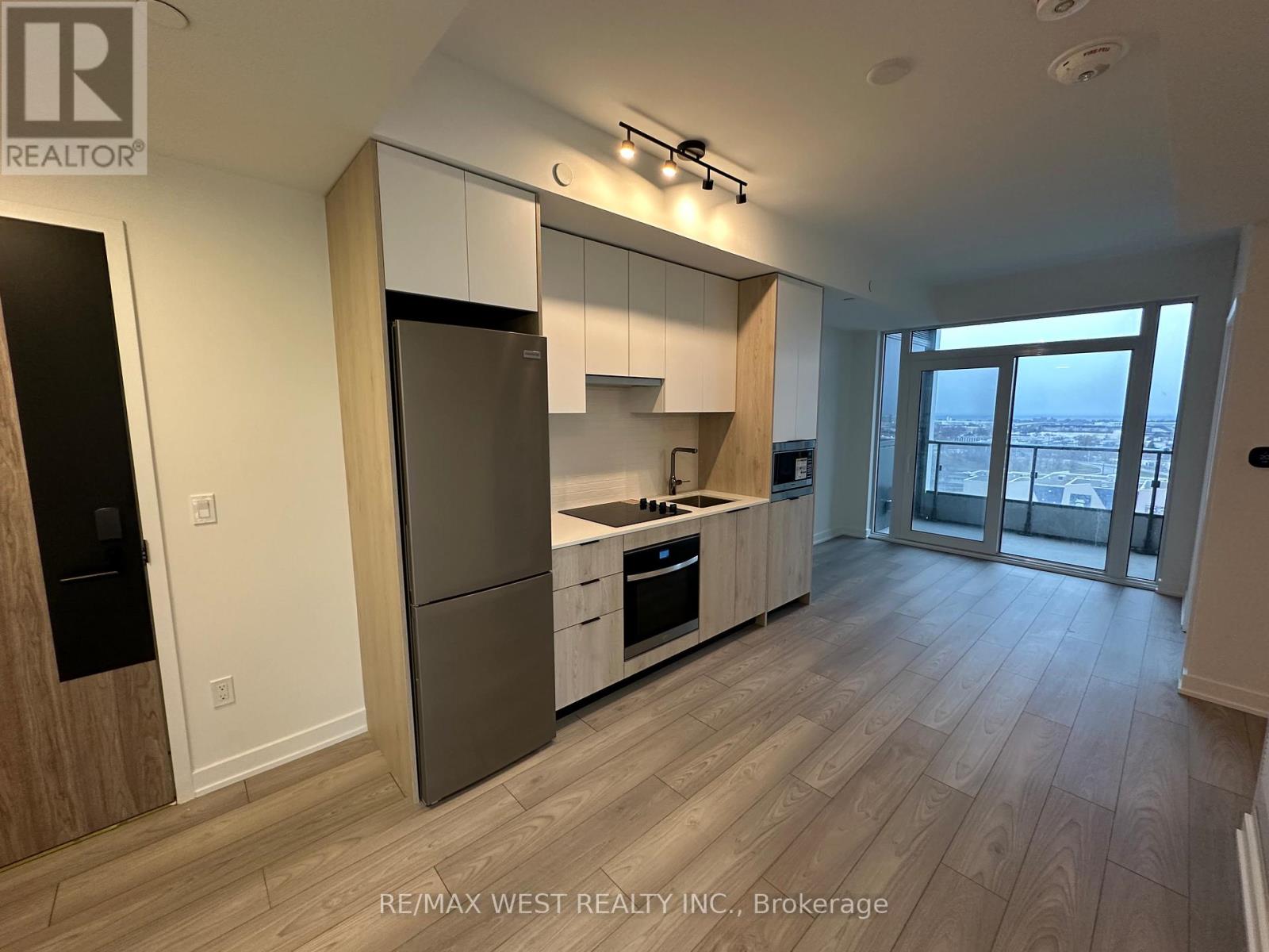 1021 - 1007 The Queensway Avenue, Toronto, Ontario  M8Z 0C6 - Photo 2 - W12636986