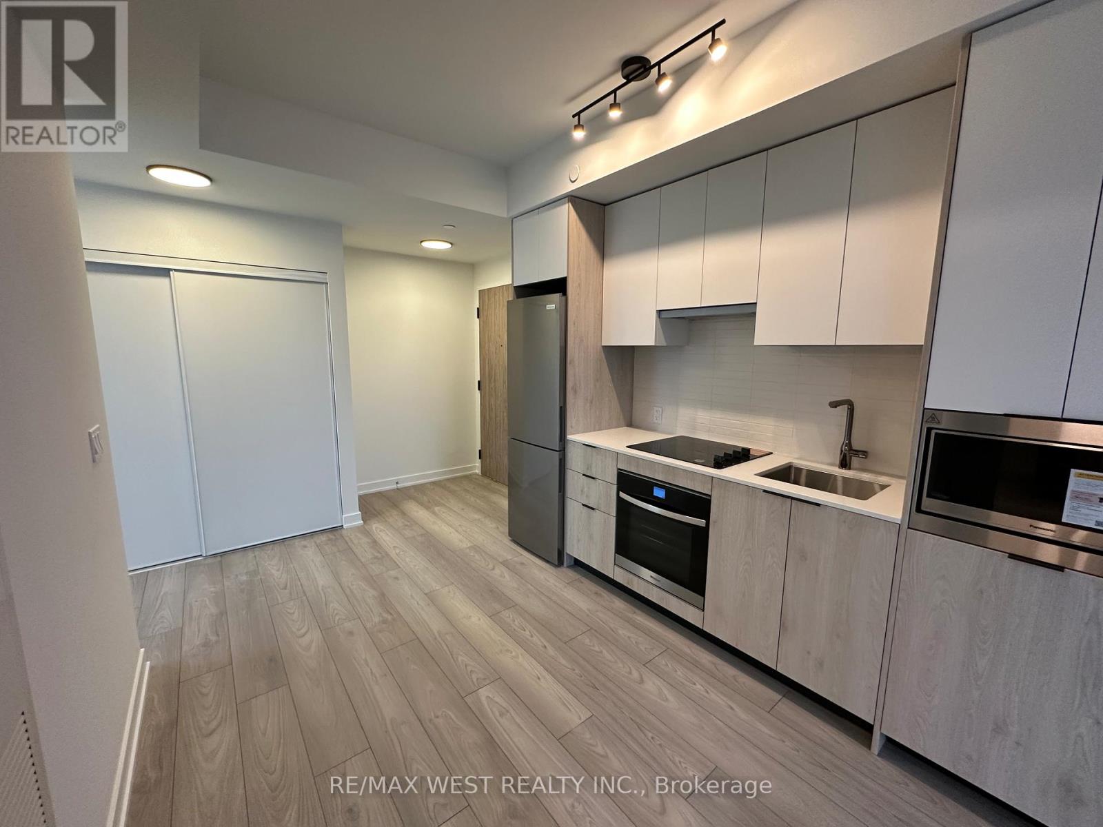 1021 - 1007 The Queensway Avenue, Toronto, Ontario  M8Z 0C6 - Photo 3 - W12636986