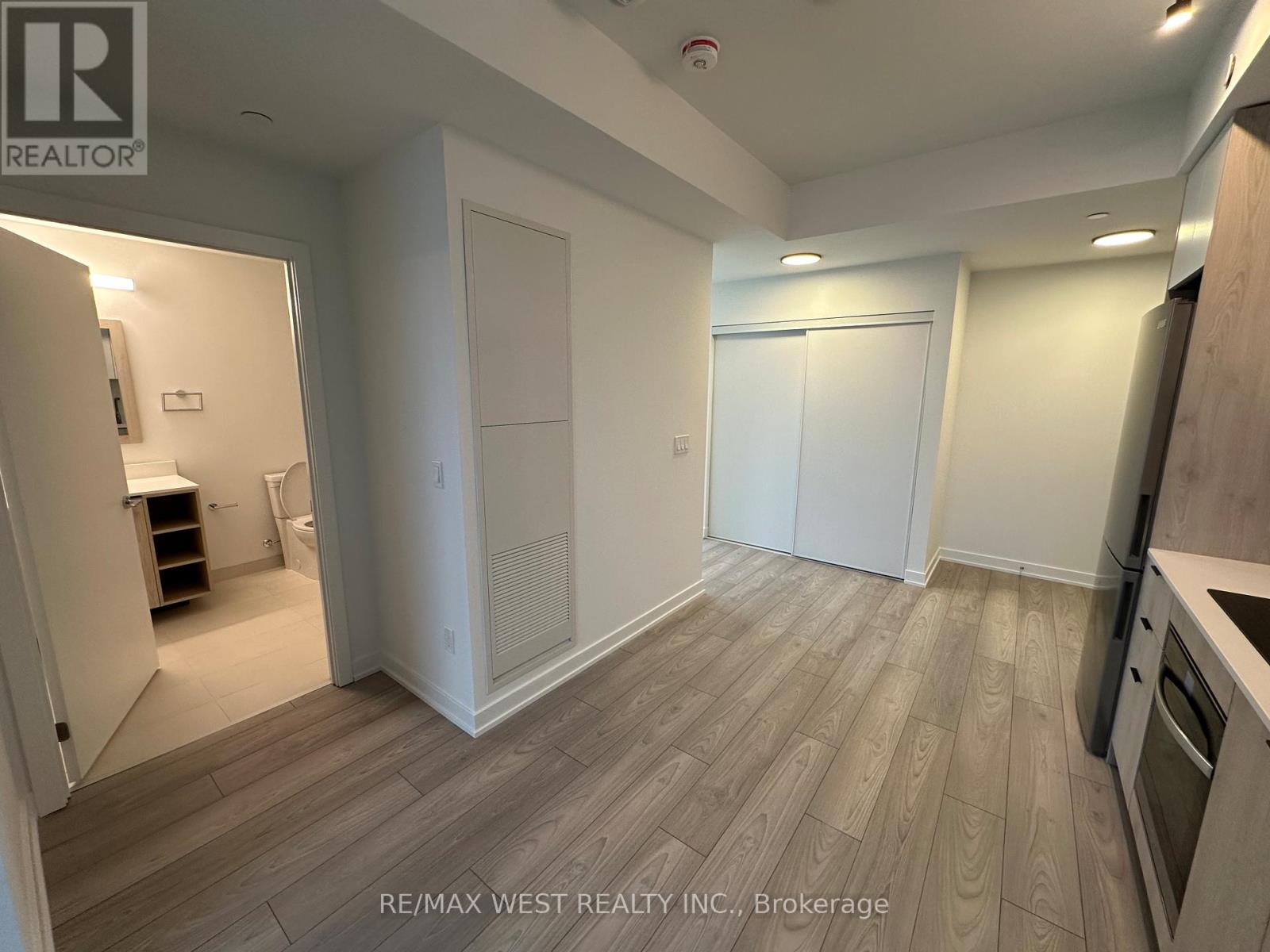 1021 - 1007 The Queensway Avenue, Toronto, Ontario  M8Z 0C6 - Photo 4 - W12636986