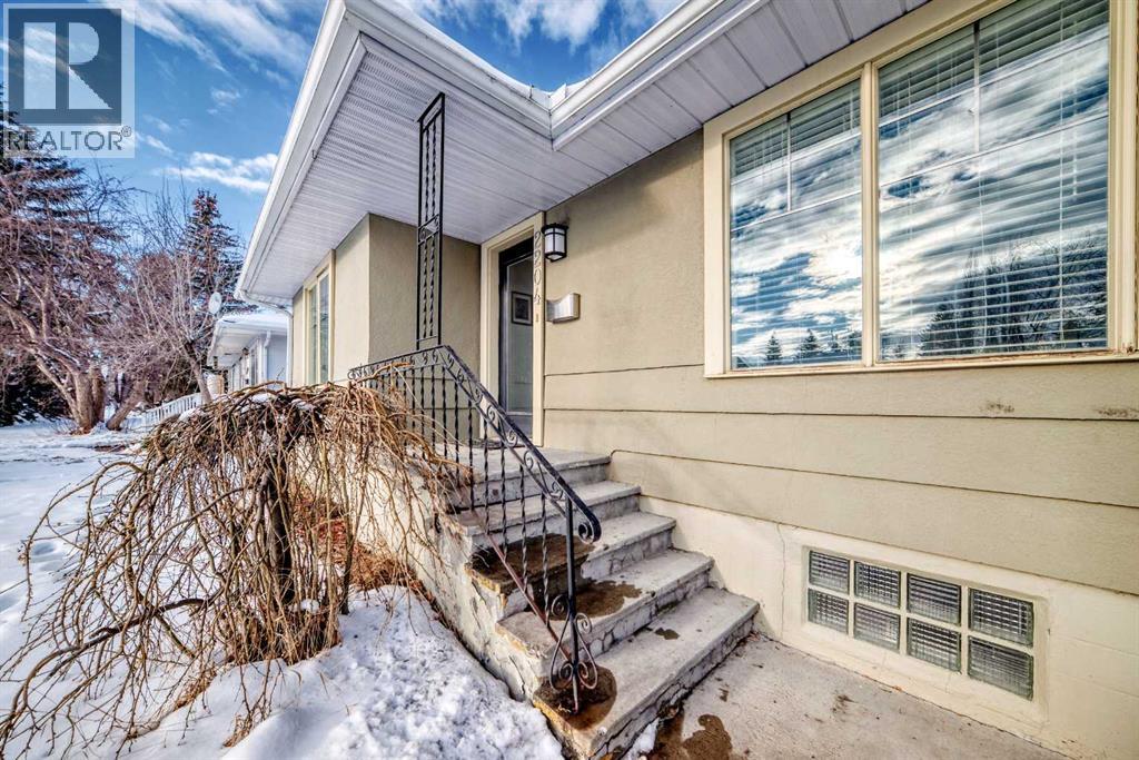 2204 25 Avenue Nw, Calgary, Alberta  T2M 2C1 - Photo 2 - A2273568