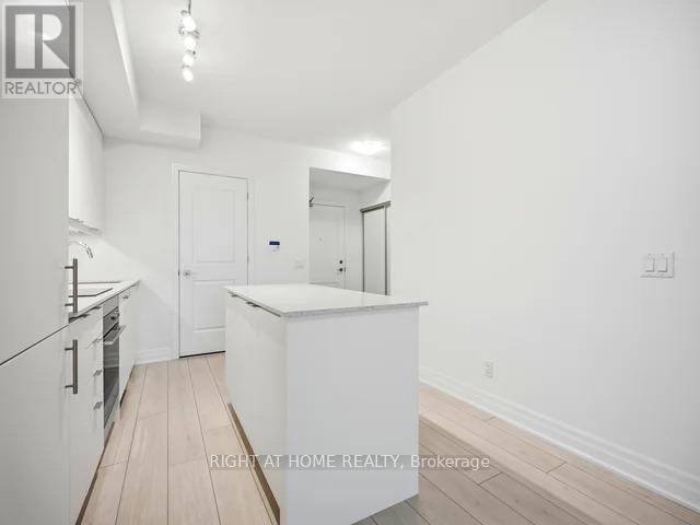 1807 - 30 Elm Street W, Mississauga, Ontario  L5B 0N6 - Photo 7 - W12640182