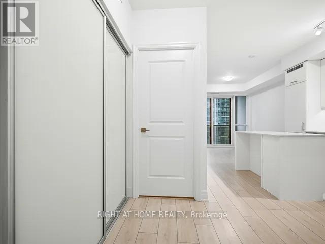 1807 - 30 Elm Street W, Mississauga, Ontario  L5B 0N6 - Photo 6 - W12640182