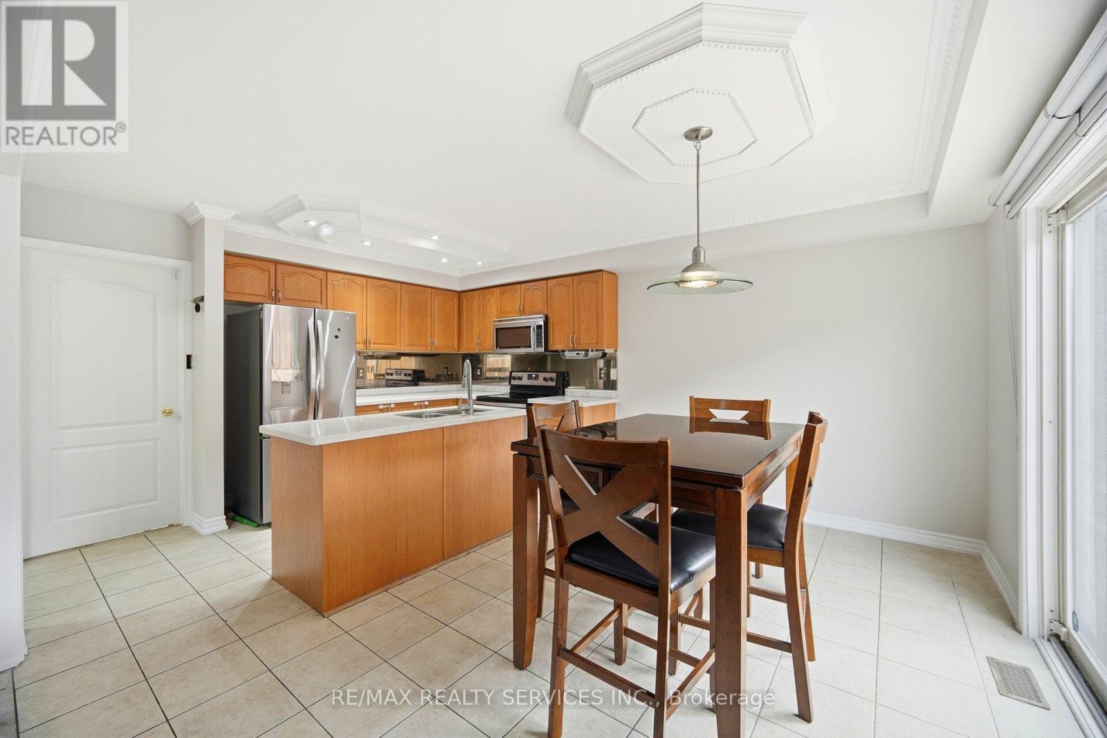 244 Brisdale Drive, Brampton, Ontario  L7A 2T3 - Photo 10 - W12644456