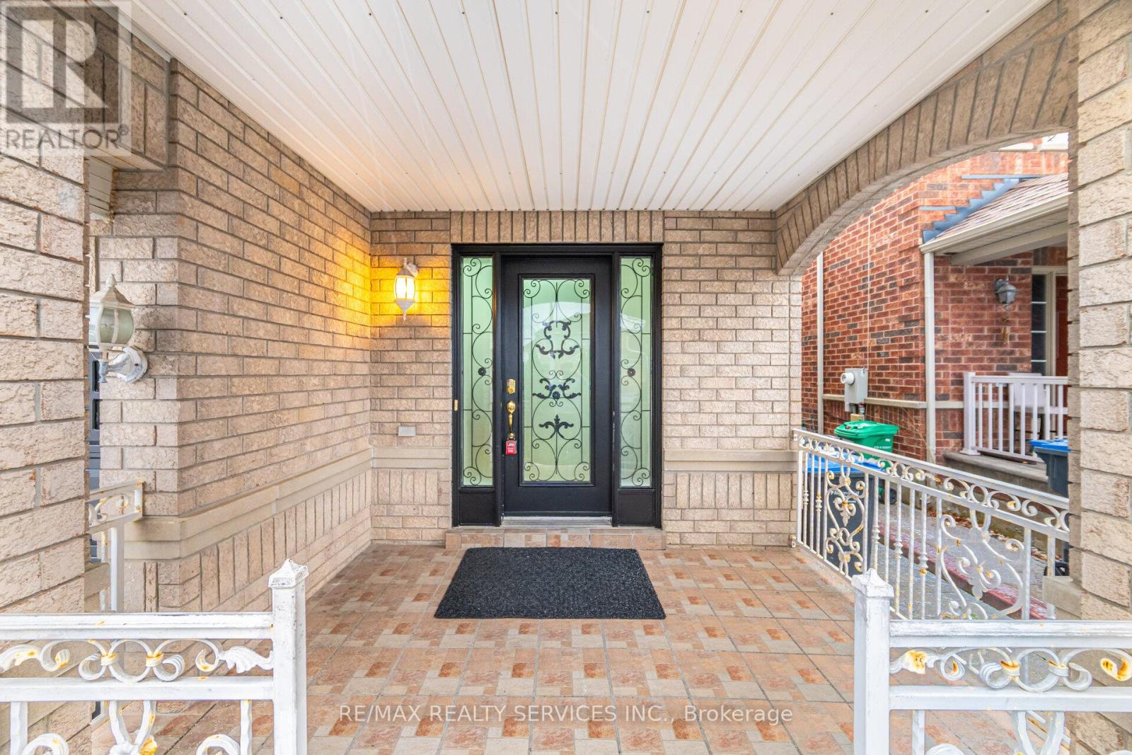 244 Brisdale Drive, Brampton, Ontario  L7A 2T3 - Photo 3 - W12644456