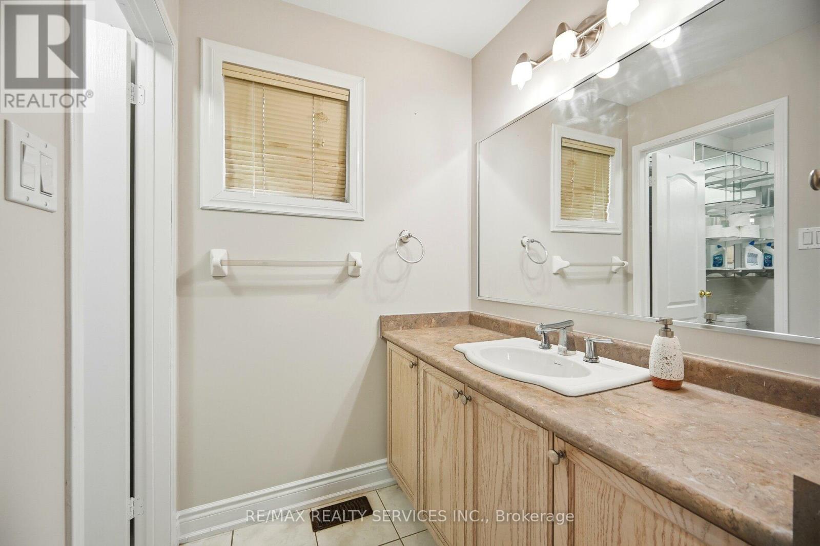 244 Brisdale Drive, Brampton, Ontario  L7A 2T3 - Photo 38 - W12644456