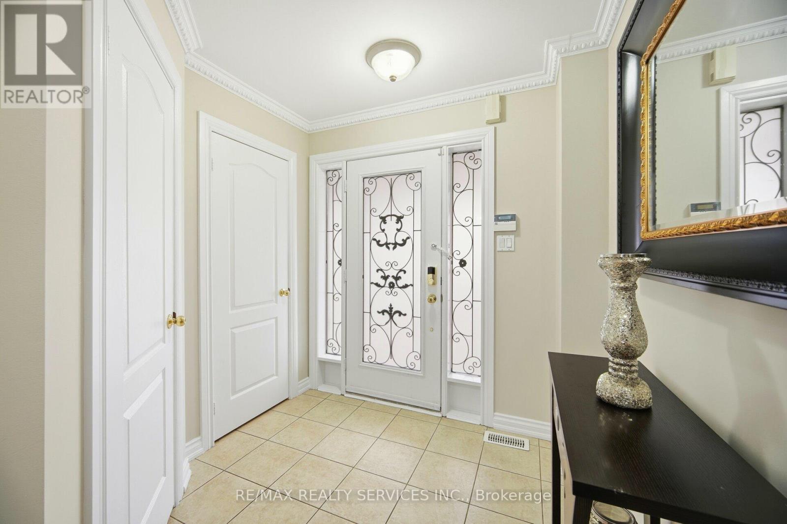 244 Brisdale Drive, Brampton, Ontario  L7A 2T3 - Photo 4 - W12644456