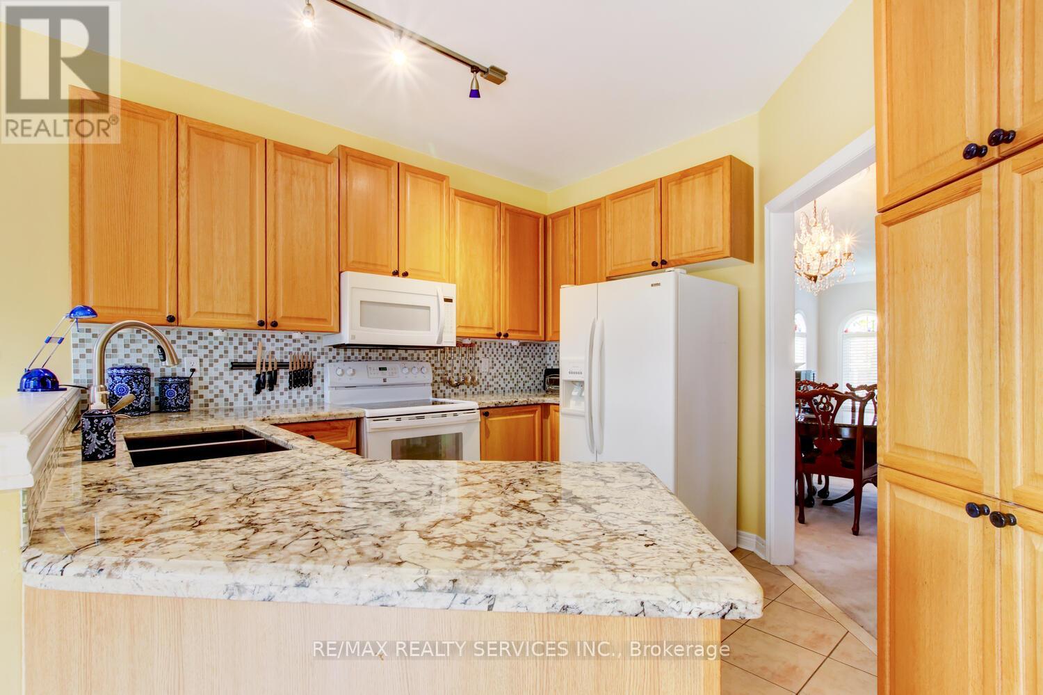 47 Collingwood Avenue, Brampton, Ontario  L7A 1L7 - Photo 13 - W12644472