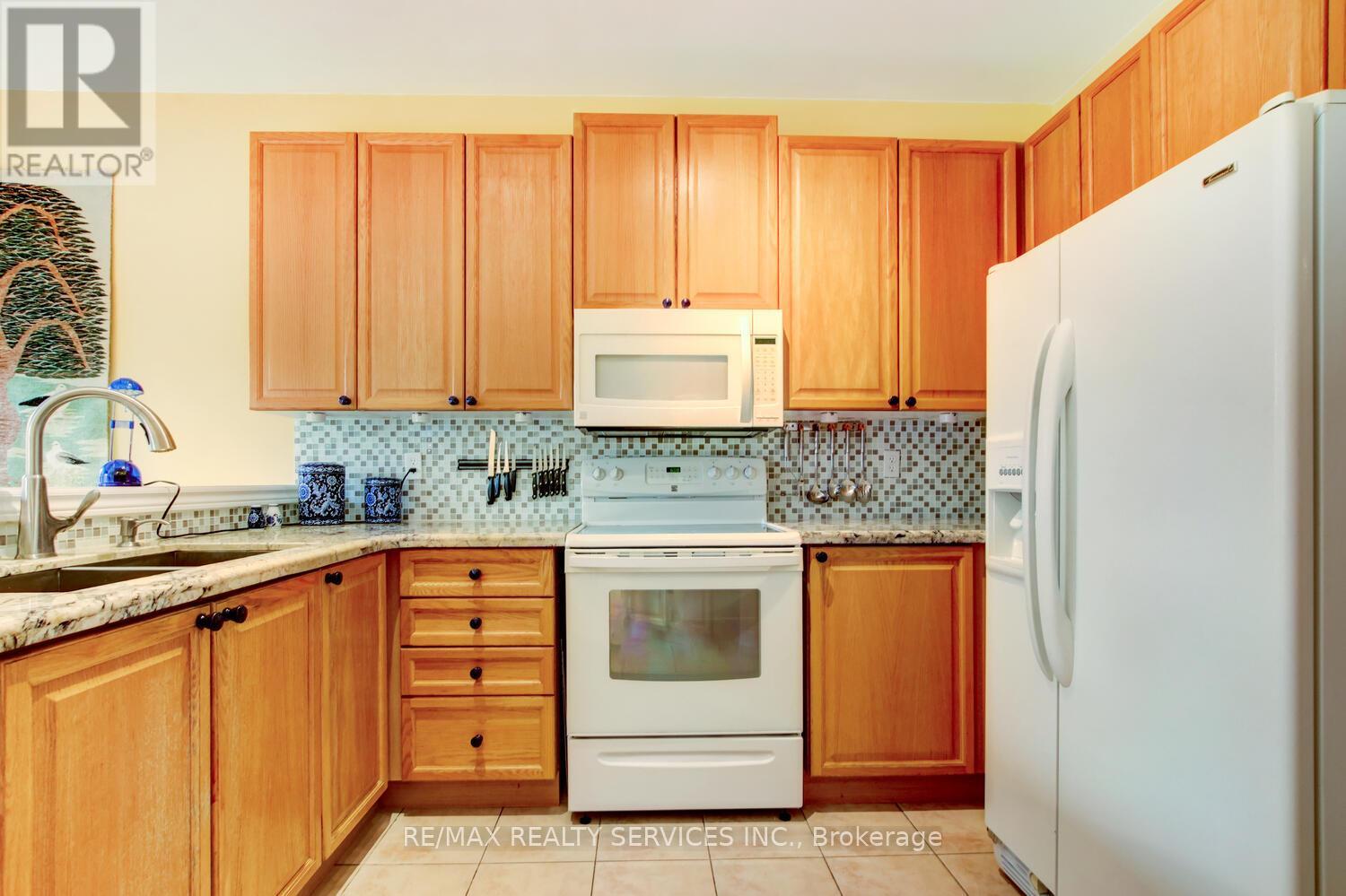 47 Collingwood Avenue, Brampton, Ontario  L7A 1L7 - Photo 15 - W12644472