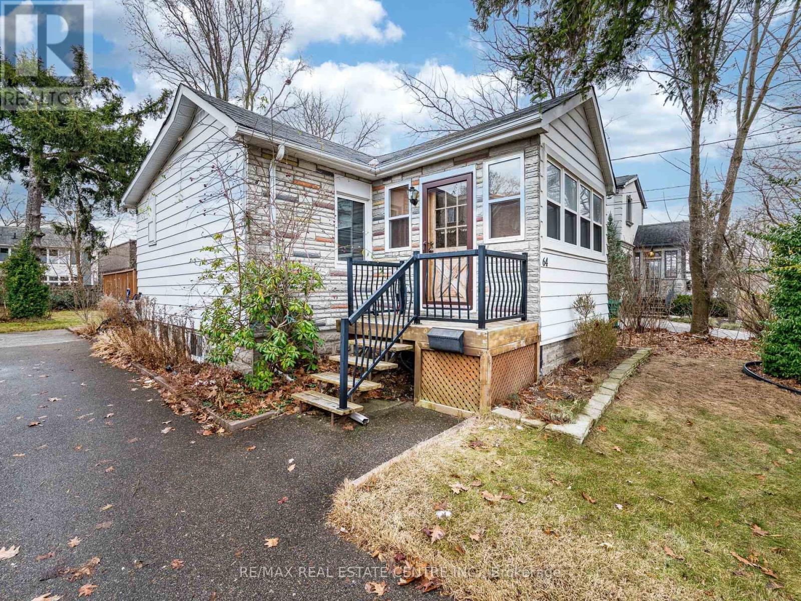 64 Eaglewood Boulevard, Mississauga, Ontario  L5G 1V4 - Photo 4 - W12644562