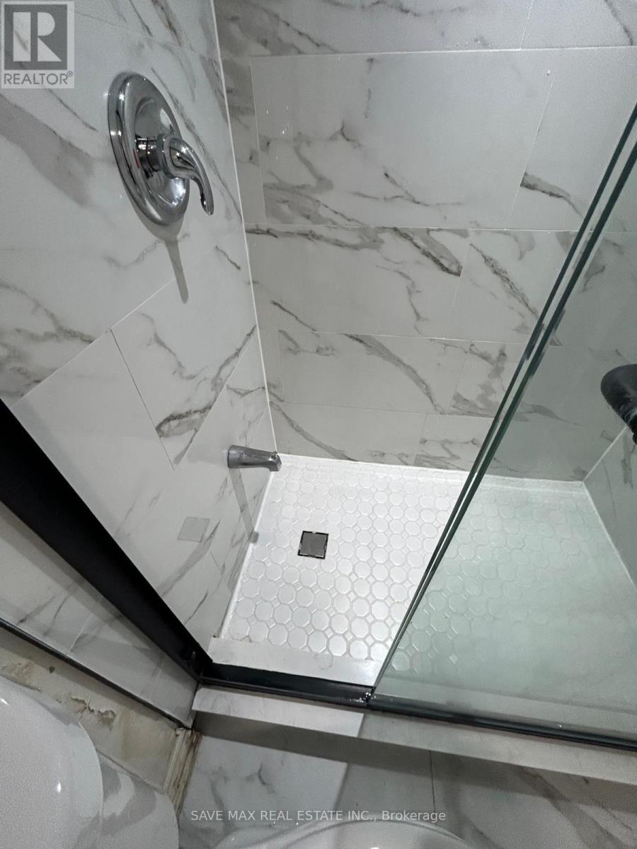 29 Ringway Road, Brampton, Ontario    - Photo 6 - W12644584