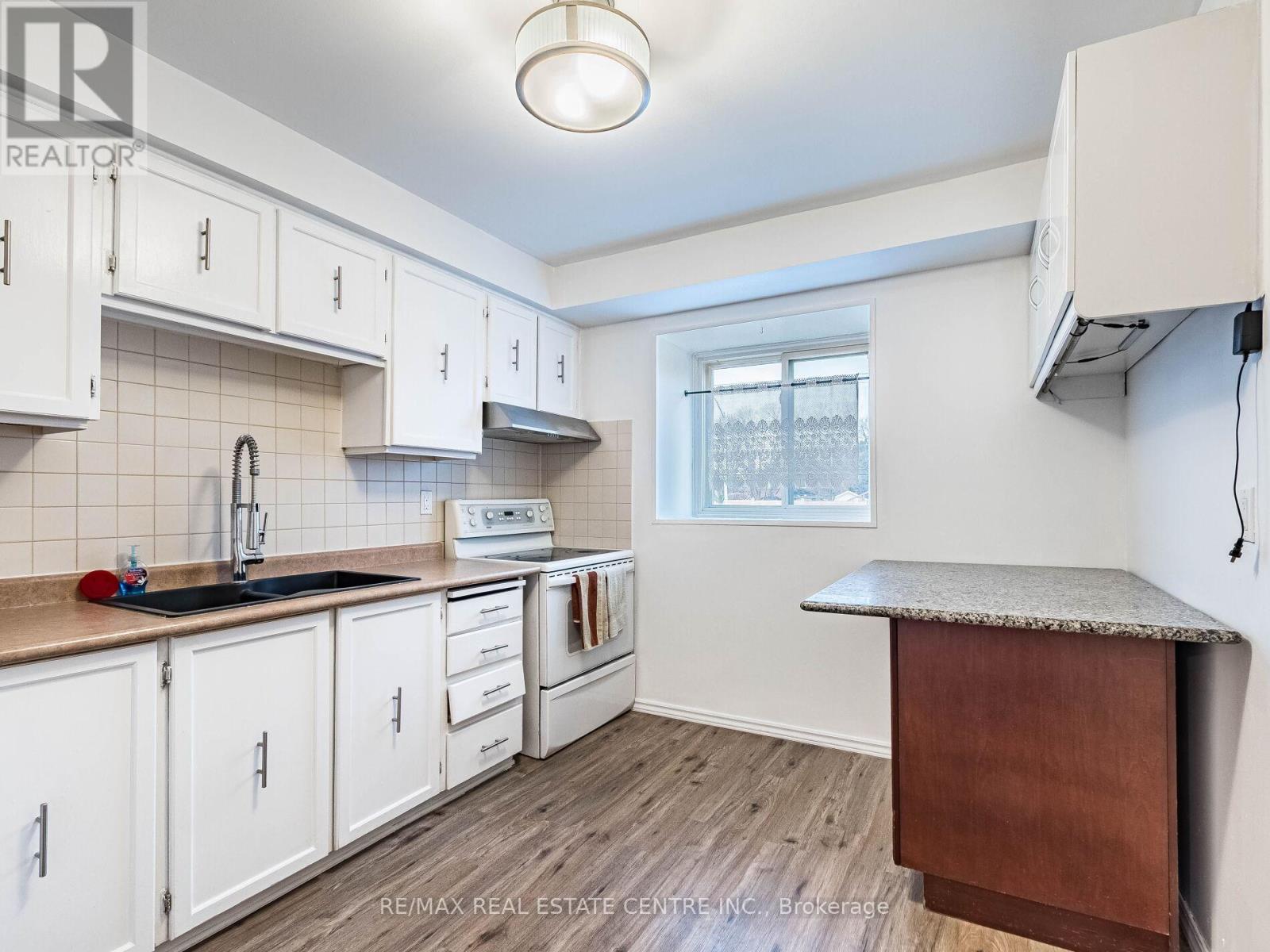 5 Moregate Crescent, Brampton, Ontario L6S 3K9 - Photo 11 - W12644590