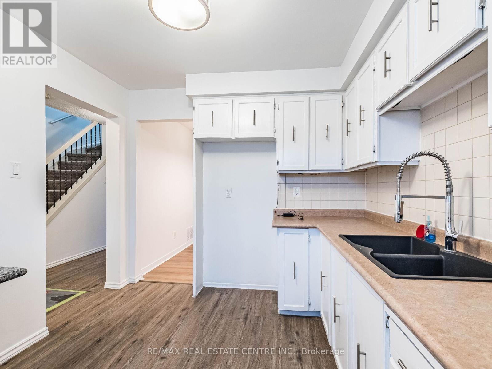 5 Moregate Crescent, Brampton, Ontario L6S 3K9 - Photo 12 - W12644590