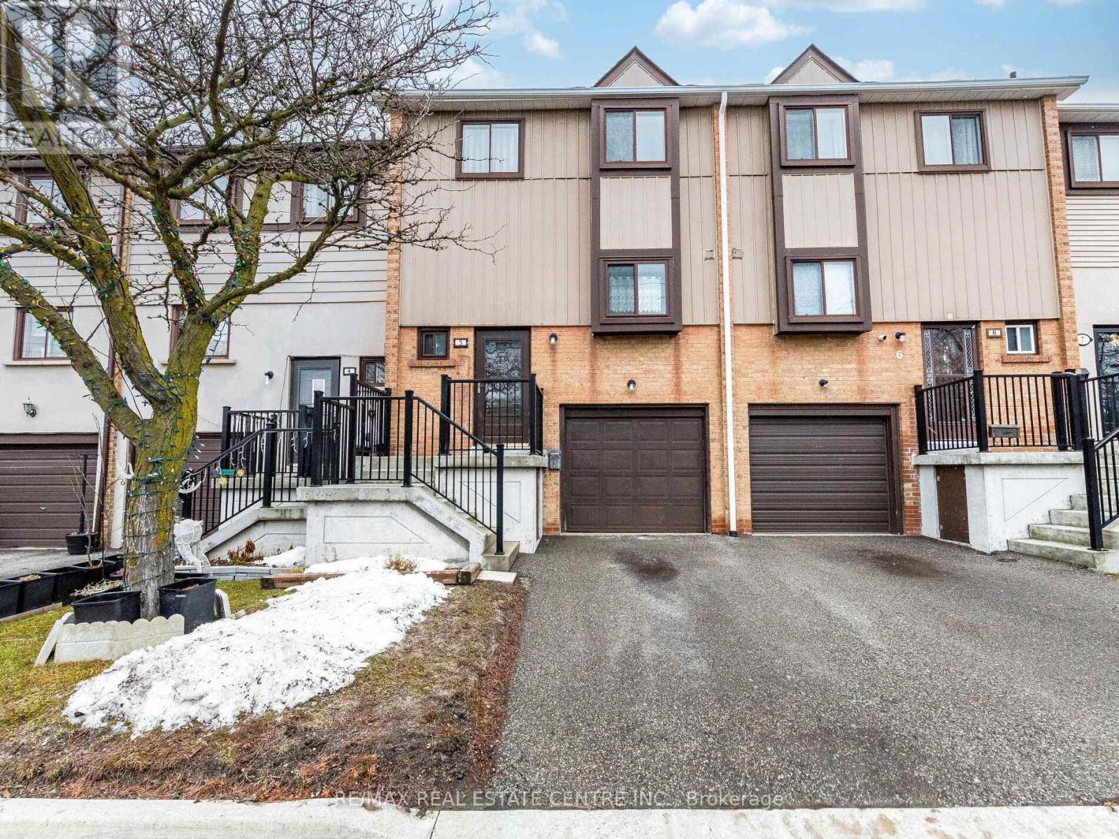 5 Moregate Crescent, Brampton, Ontario L6S 3K9 - Photo 4 - W12644590