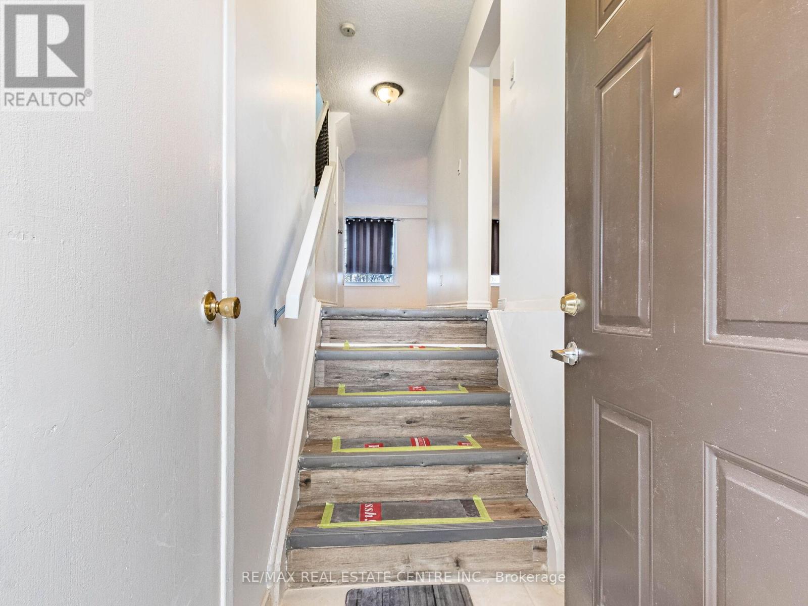 5 Moregate Crescent, Brampton, Ontario L6S 3K9 - Photo 6 - W12644590