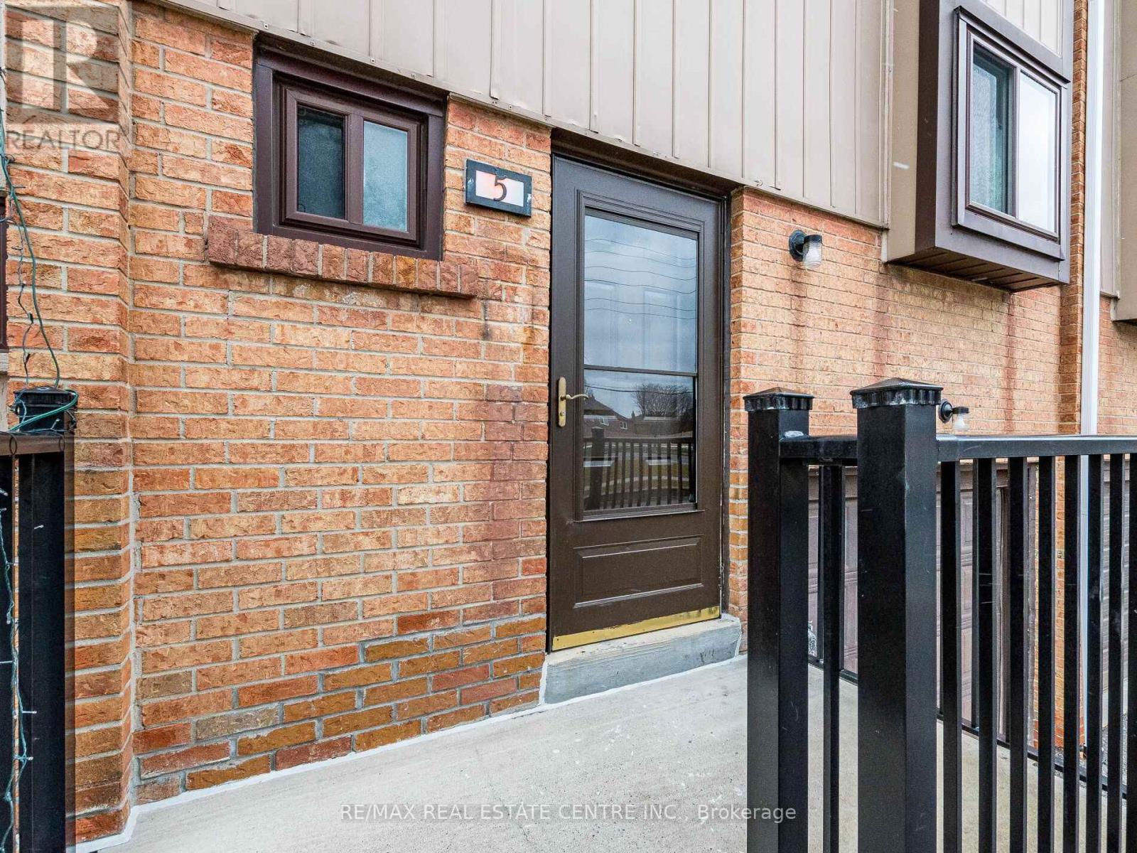 5 Moregate Crescent, Brampton, Ontario L6S 3K9 - Photo 7 - W12644590