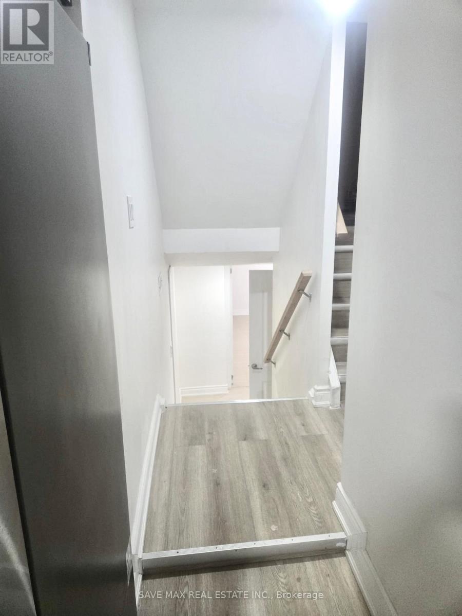 59 Lionshead Out, Brampton, Ontario  L6S 3X3 - Photo 3 - W12644592