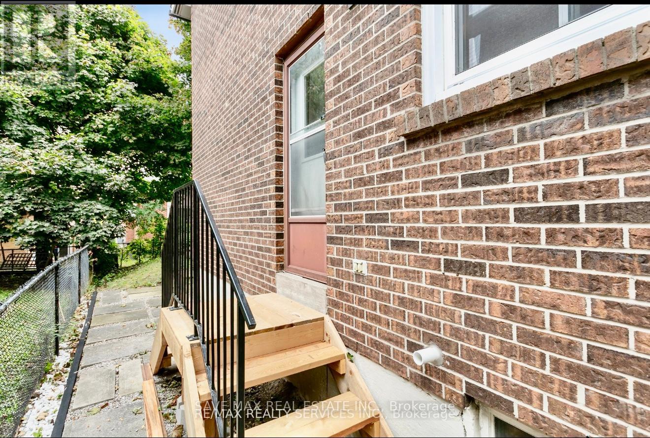 59 Lionshead Out, Brampton, Ontario  L6S 3X3 - Photo 2 - W12644592