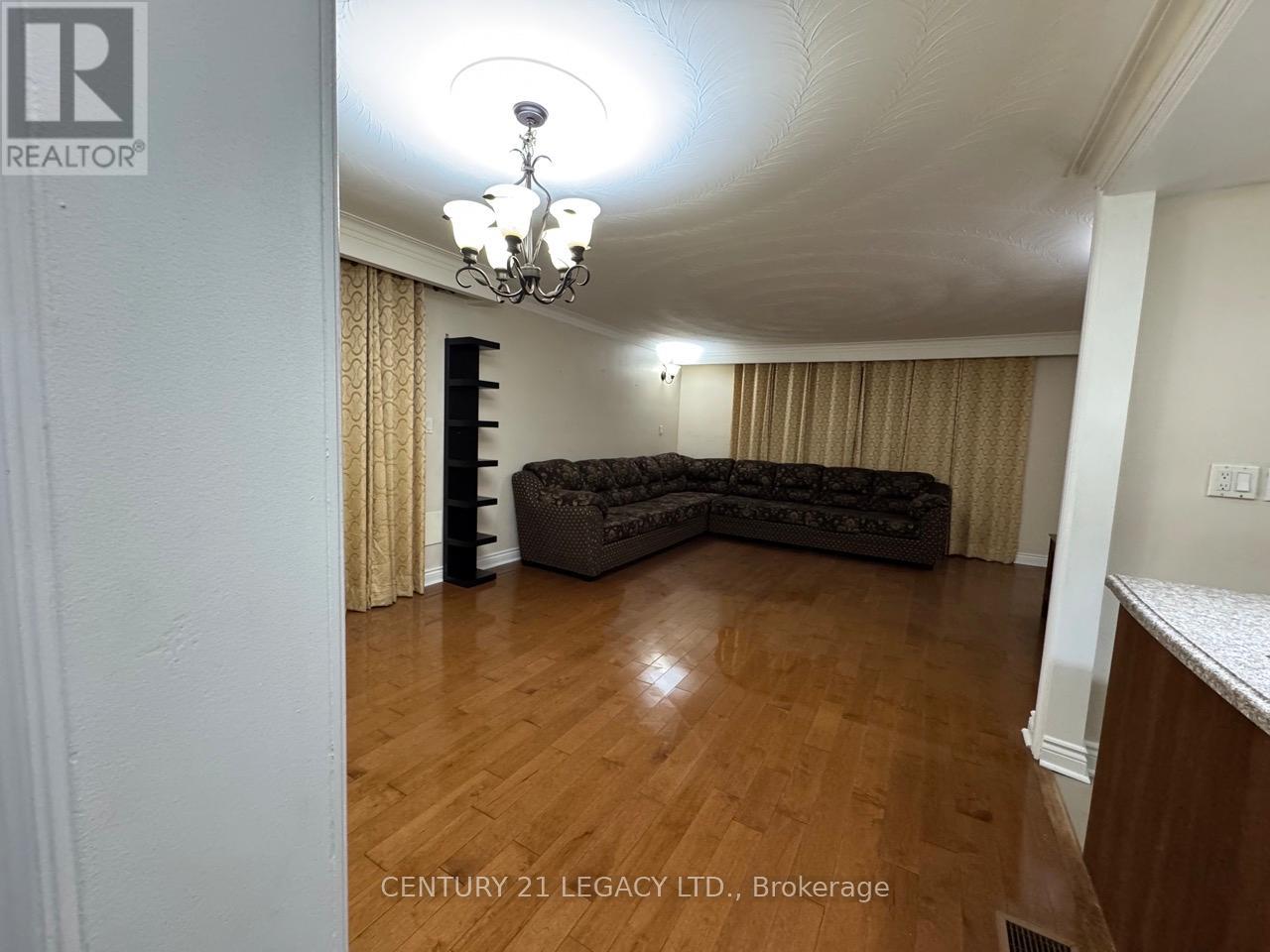 15 Vange Crescent, Toronto, Ontario  M9V 3N6 - Photo 6 - W12644666