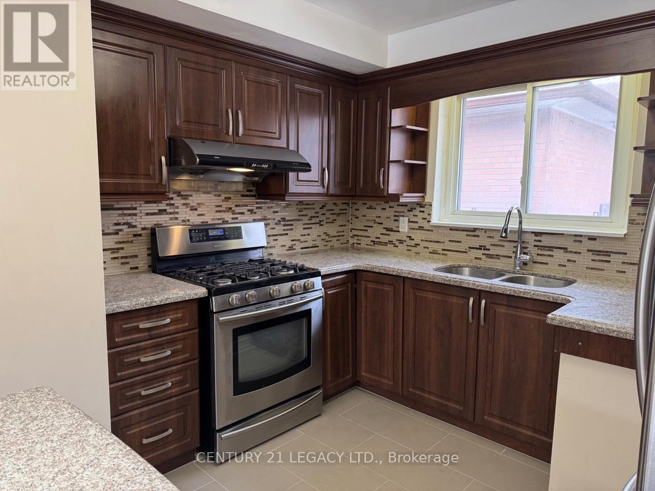 15 Vange Crescent, Toronto, Ontario  M9V 3N6 - Photo 9 - W12644666