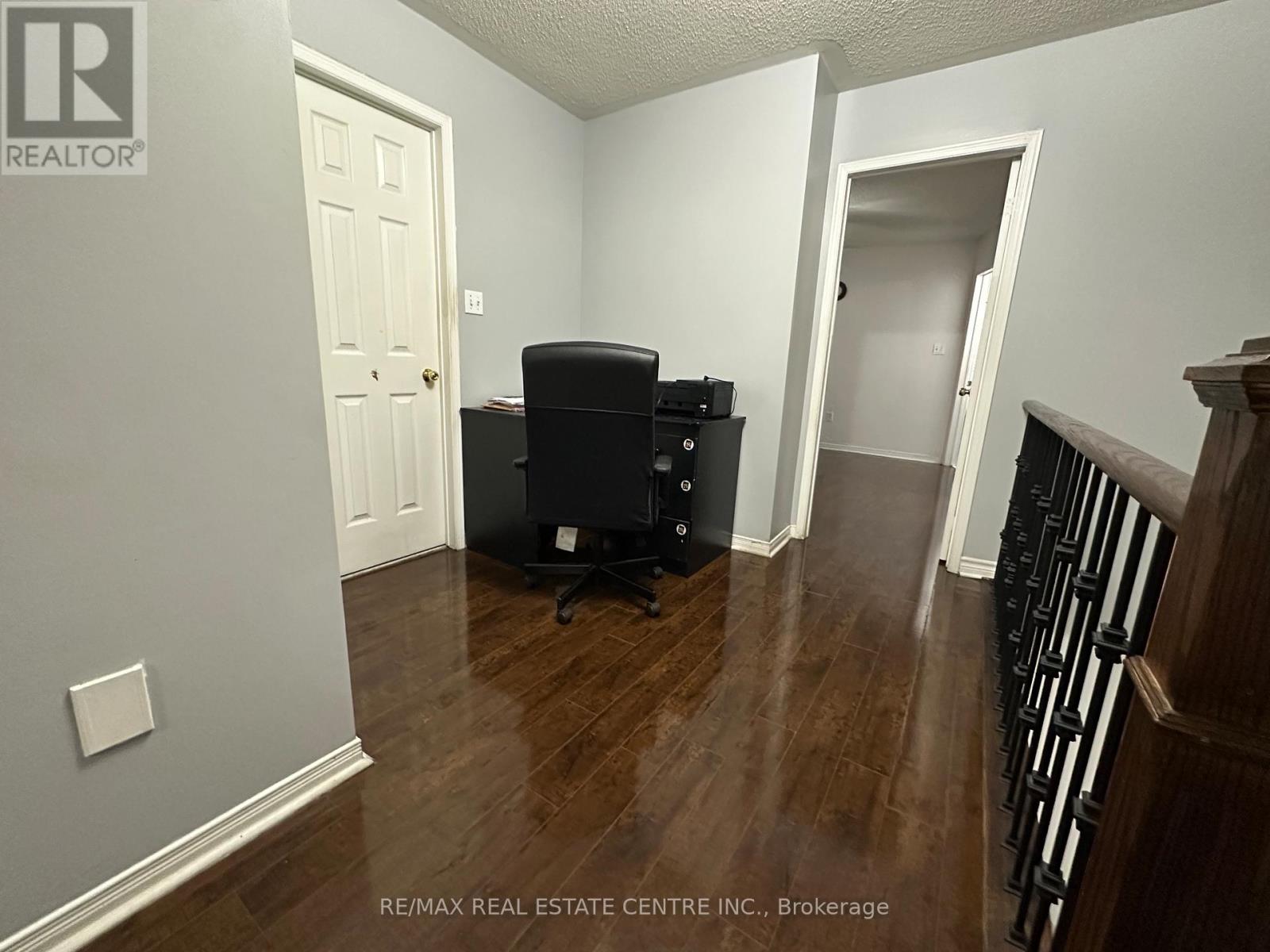 40 Ridgefield Court, Brampton, Ontario  L6P 1B4 - Photo 5 - W12644668